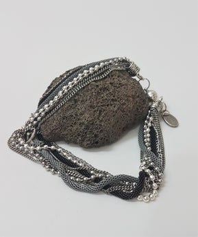 דומיניק באפור ושחור